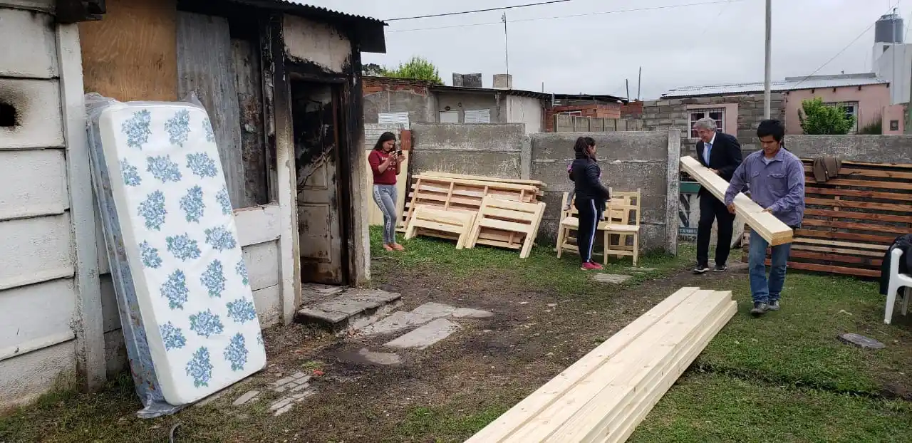 Repusieron elementos que una familia perdió en el incendio de su casa de La Movediza 