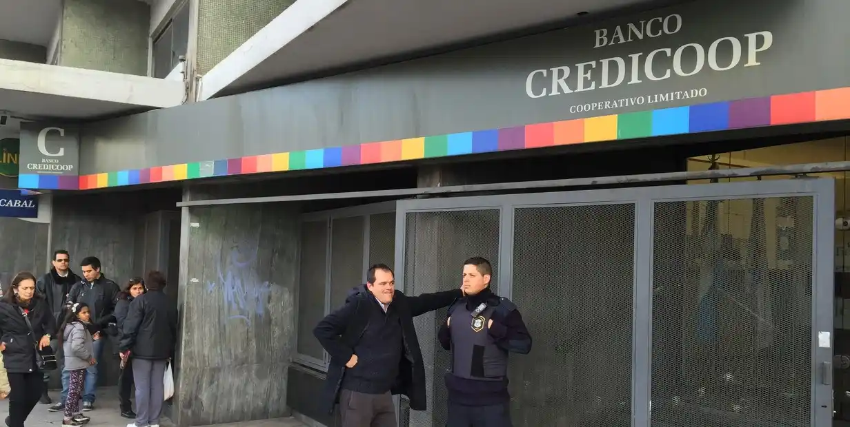 Insólito robo en un banco Credicoop: rompieron los vidrios y se llevaron bolsas con millones de pesos