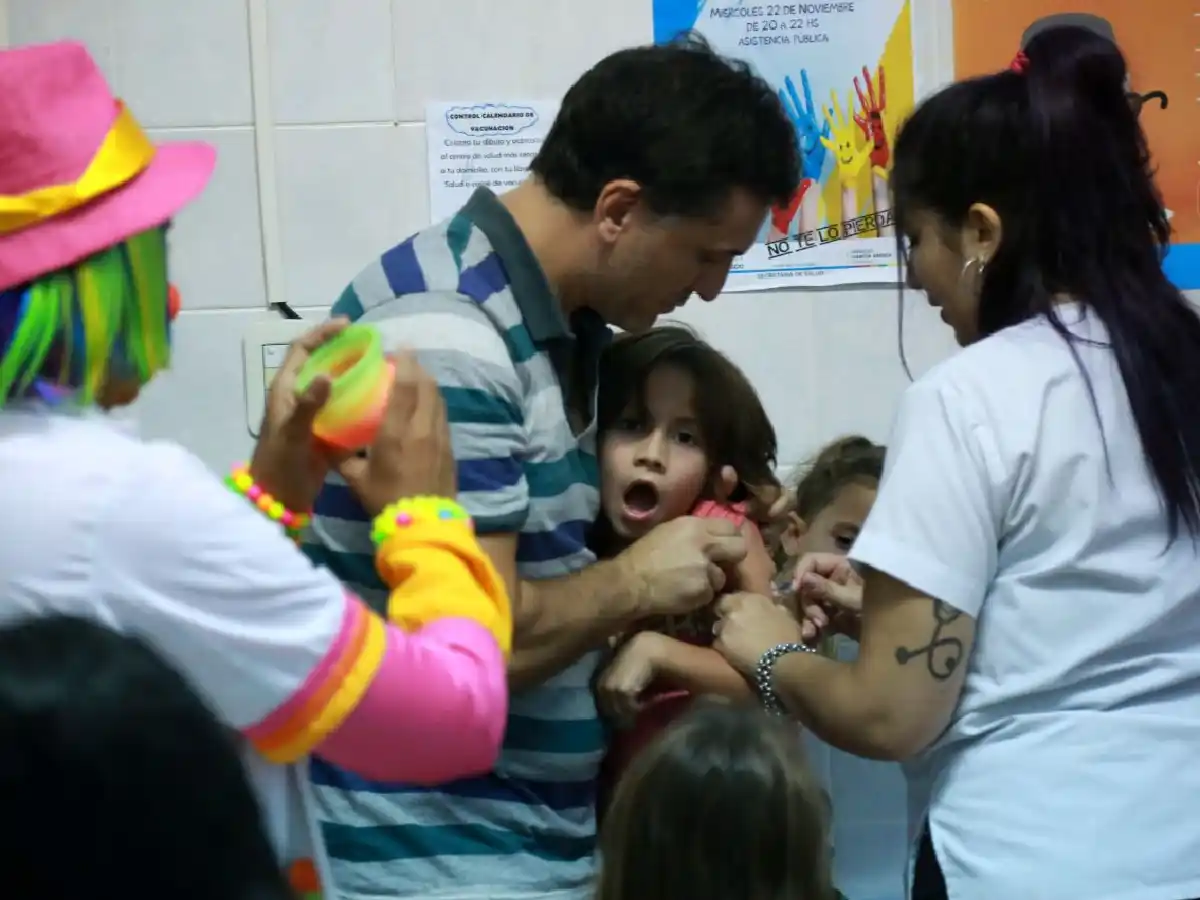 Payamédicos y superhéroes arrancaron sonrisas al dolor del pinchazo   