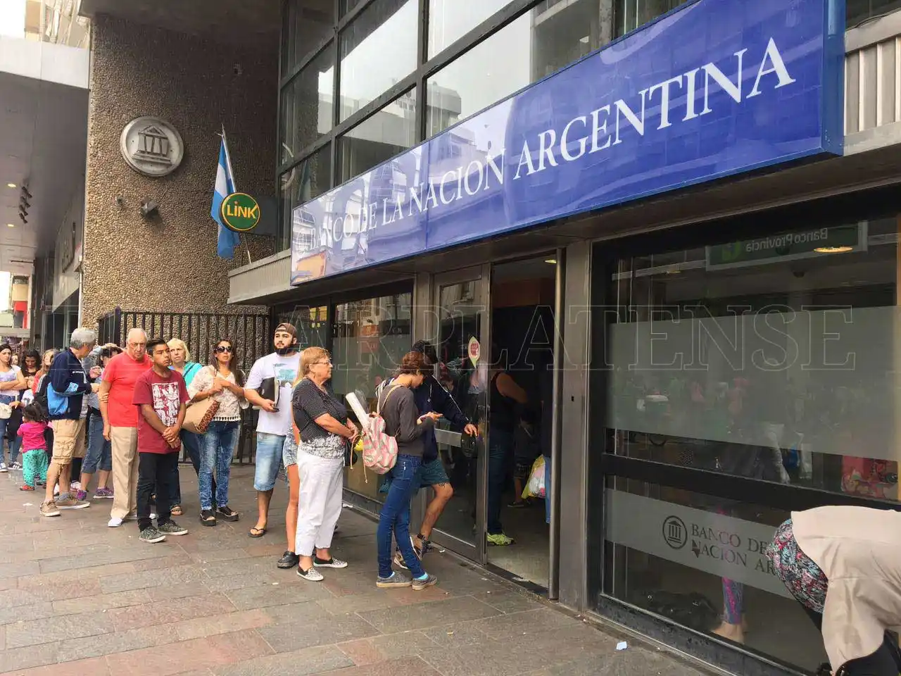 Reunión a contrarreloj con los bancarios para frenar el paro de 72 horas
