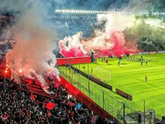 Colón podría ser sancionado por el uso de bengalas y pirotecnia en el partido ante Chicago