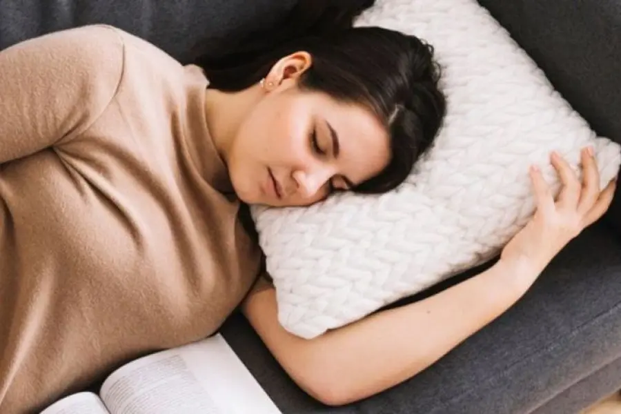 Dime en que posición duermes y te diré quién eres: expertos señalan cuál es la mejor pose para dormir