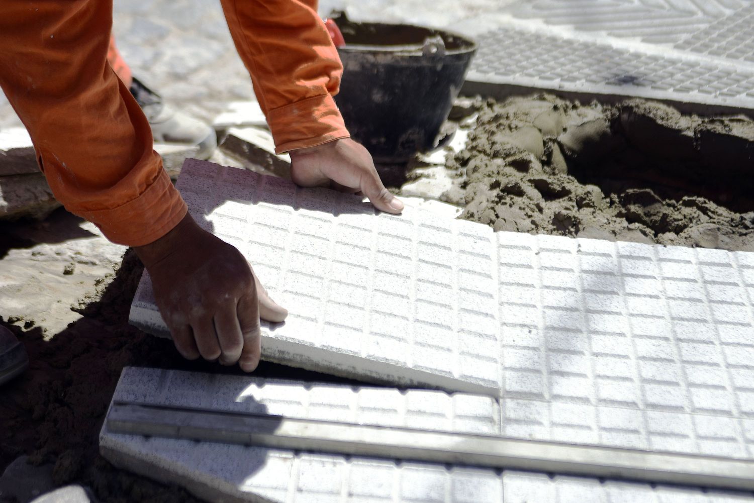 La Plata: Se anotaron cerca de 300 vecinos para renovar las veredas con baldosas que da el municipio