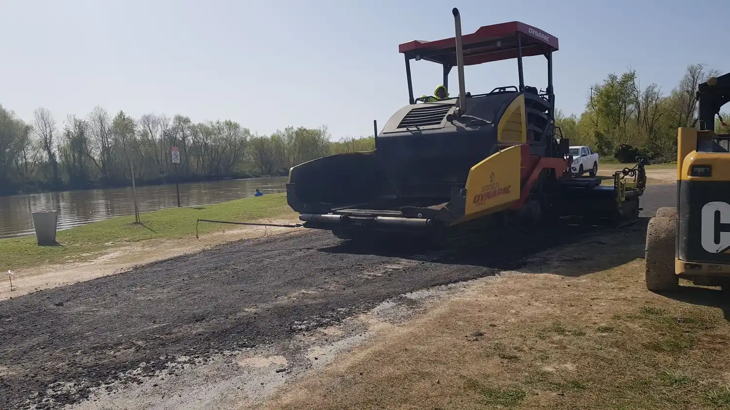 Obras en el Paseo Público: advierten por “la manía de pavimentar la costa” y sus efectos ambientales