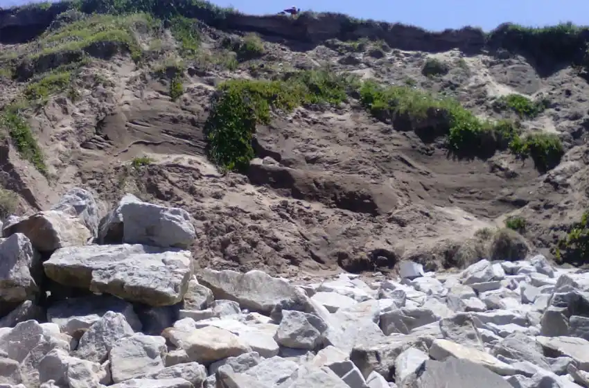 Afirman que son "constantes" los derrumbes sobre playas del sur