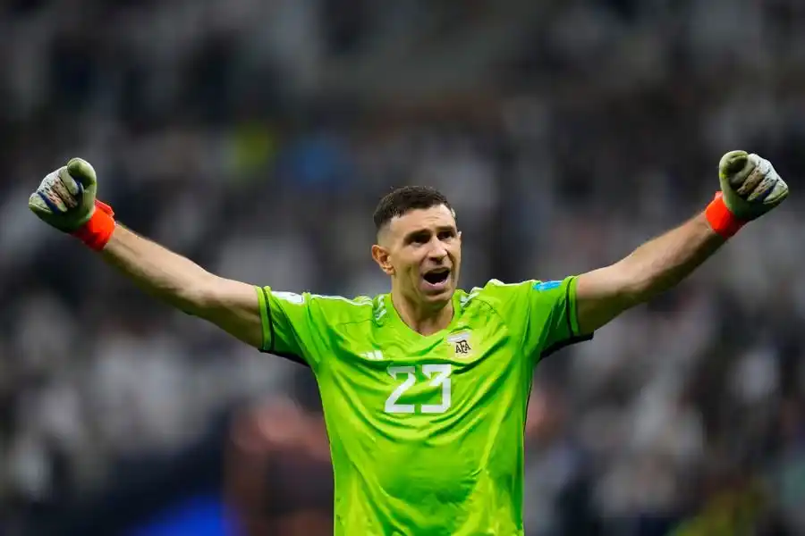 Emiliano "Dibu" Martínez espera la habilitación del Aston Villa para estar en París