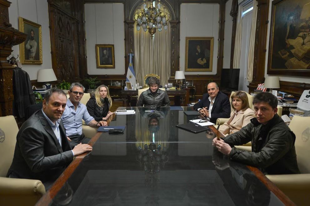 La imagen oficial de la primera reunión de la mesa política nacional, encabezada por el presidente Javier Milei