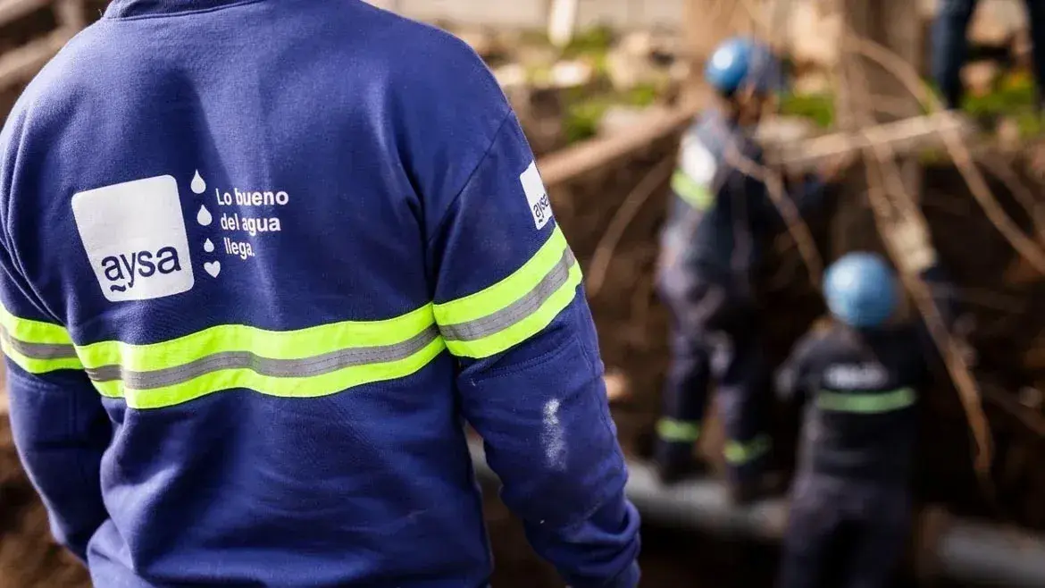 Trabajadores de AySA realizan obras de mantenimiento.