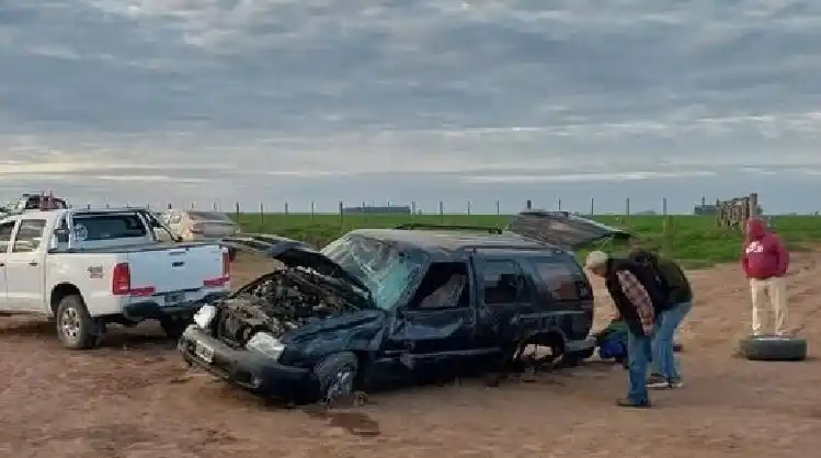 Dos heridos tras el vuelco de una camioneta en zona rural de Lazzarino