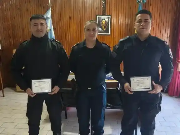 Reconocieron a dos policías por detener a un acusado de homicidio cuando intentaba escapar en Quequén