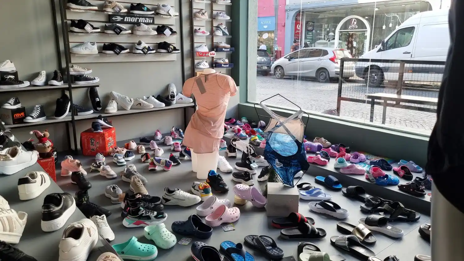 La zapatería ofrece una amplia gama de calzados para mujeres, hombres y niños.