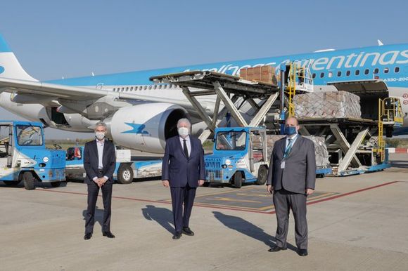 Arribó el segundo vuelo de Aerolíneas Argentinas desde China con insumos para realizar testeos en la Provincia de Buenos Aires