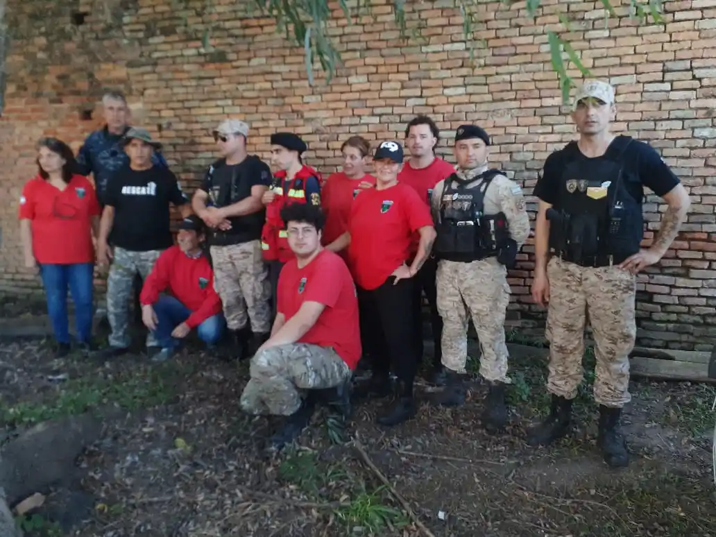 Miembros de K9 Gualeguay junto a integrantes de otras fuerzas.