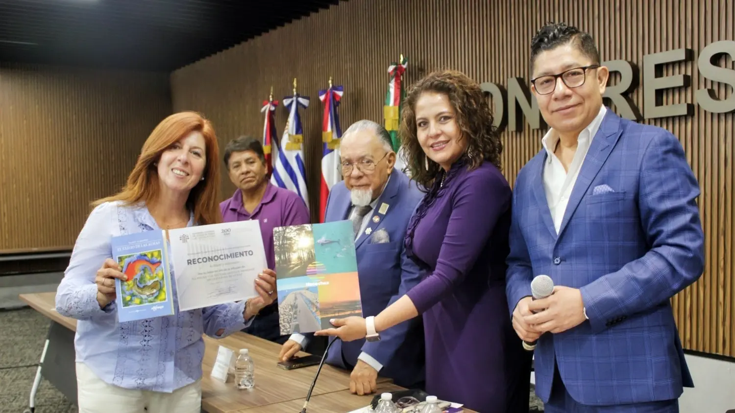 Nancy Almassio. Recibe el reconocimiento en México