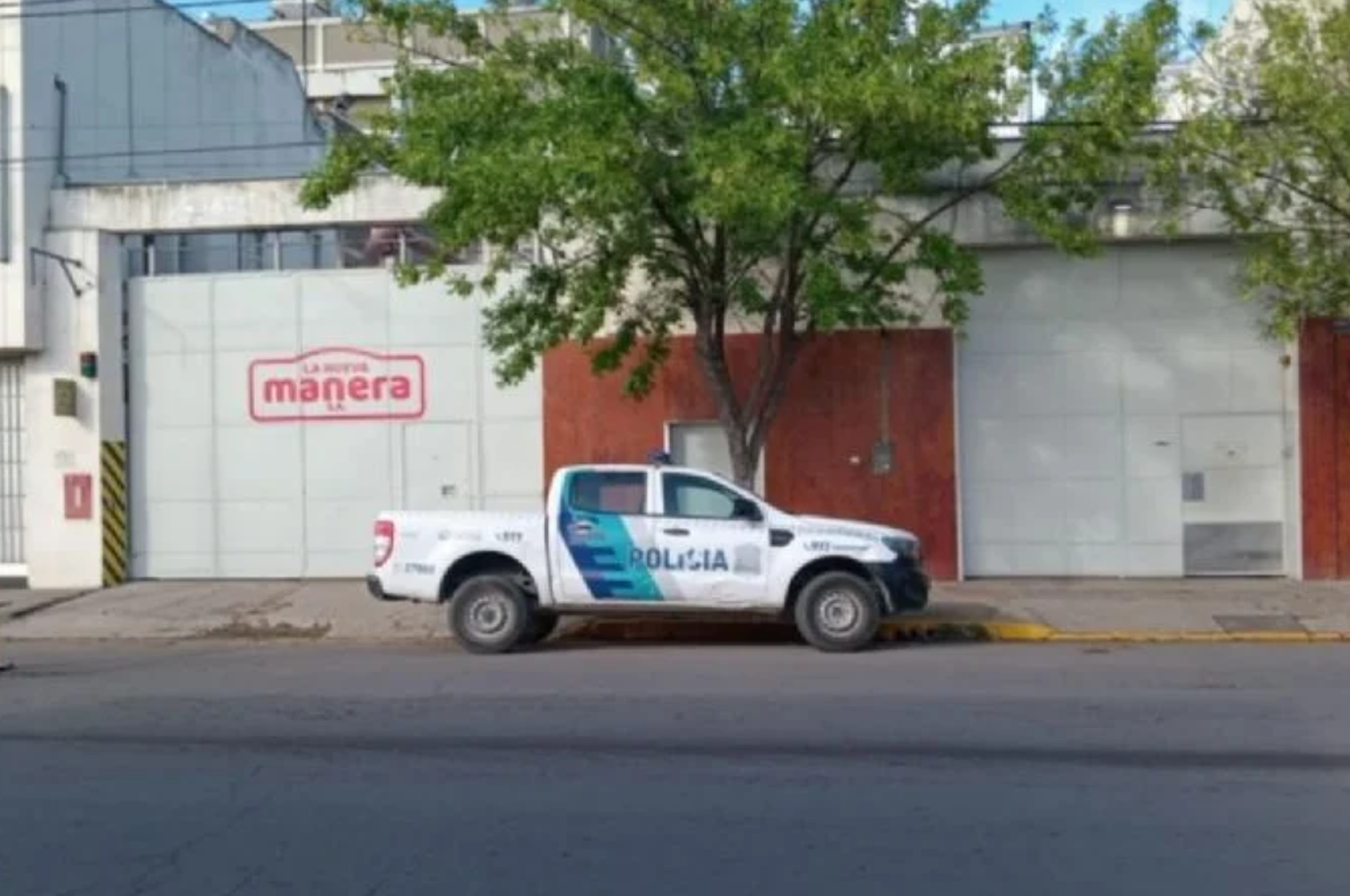 Equipos de emergencia, Defensa Civil y peritos de la Policía Científica acudieron al lugar.