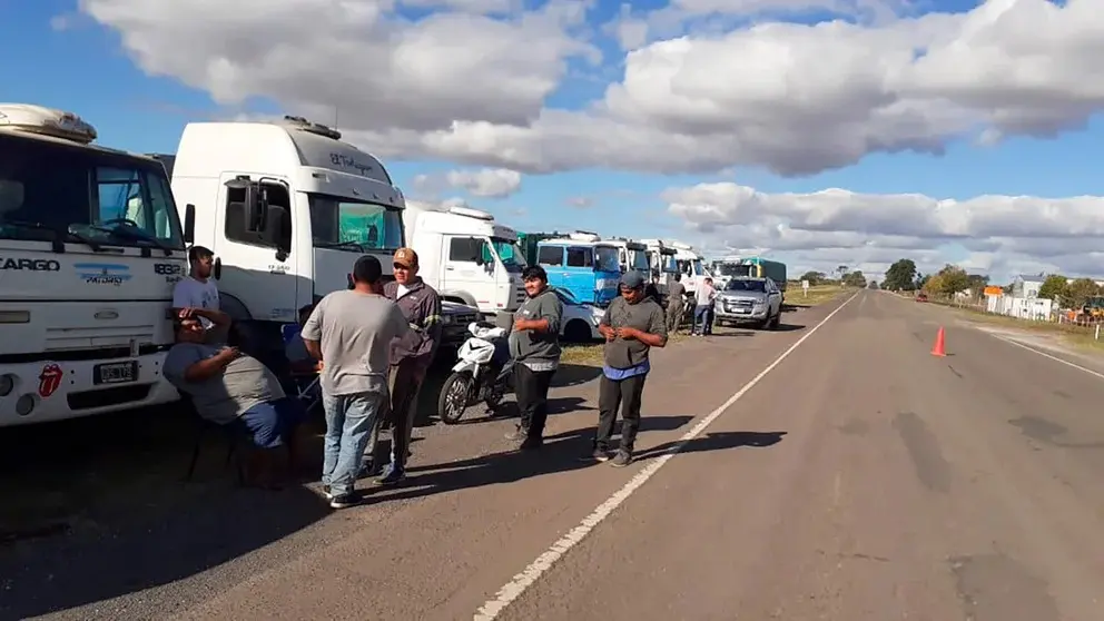 Falta de gasoil: sigue el paro de camioneros y tiene impacto en la cosecha