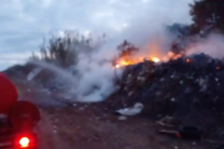 Prendieron fuego un basural de la región y tuvieron que intervenir los bomberos