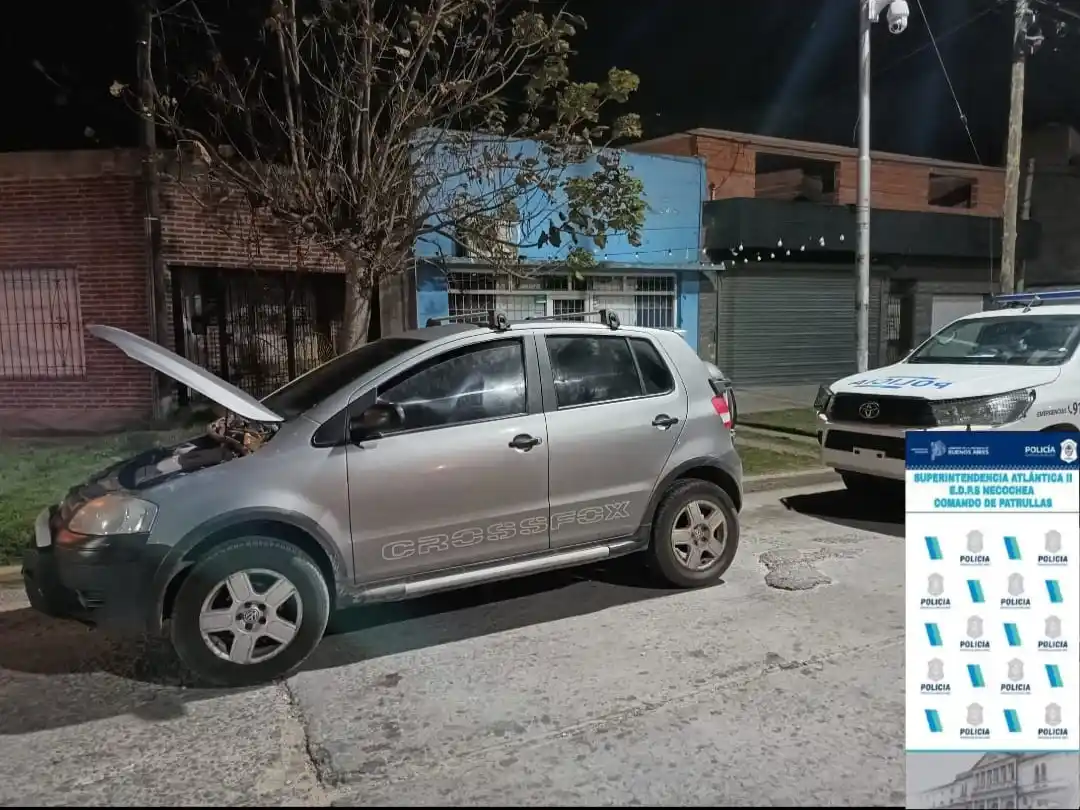 Se robaron un auto, le sacaron en la batería y lo abandonaron en la avenida 10: terminaron arrestados en Quequén