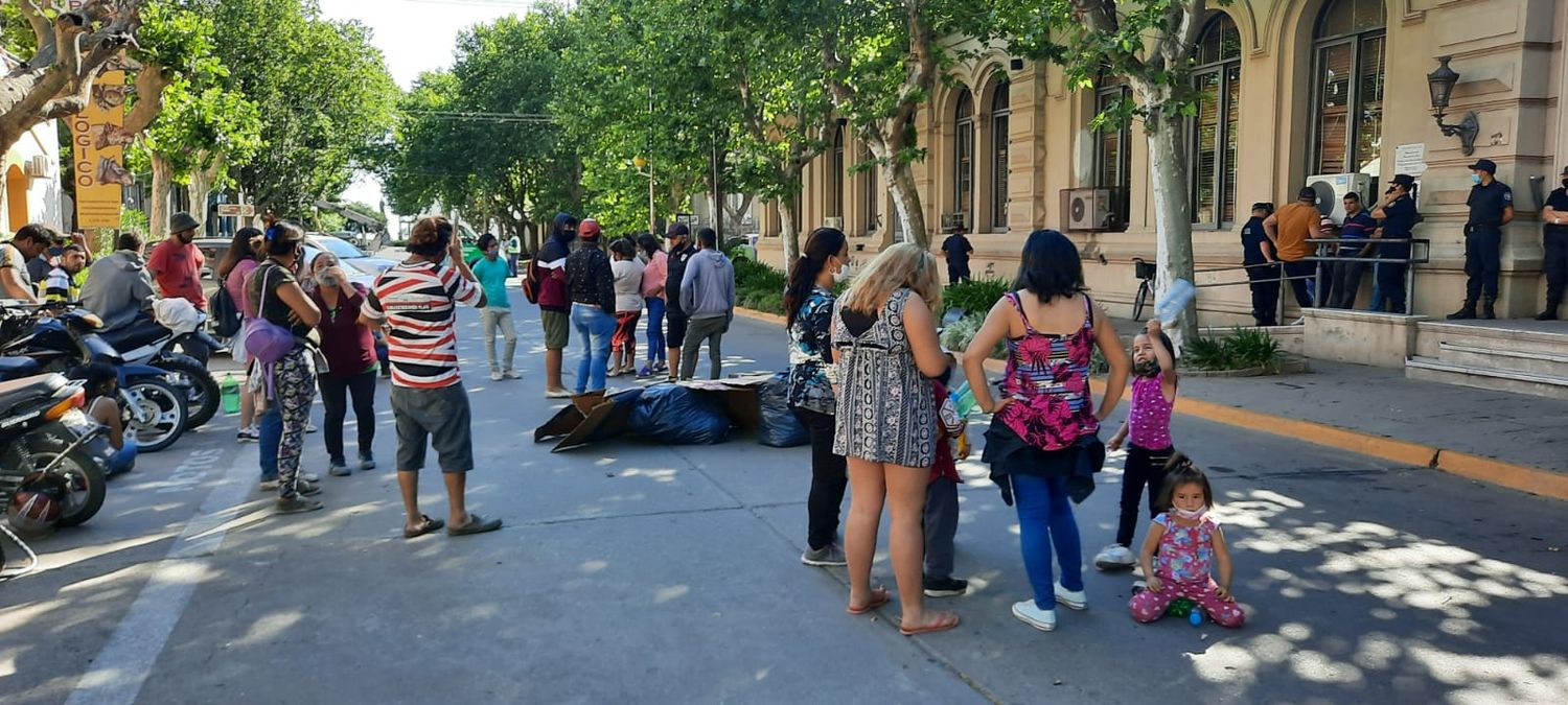 Llegó orden de desalojo al asentamiento de callejón Pascual y hay protesta en la Municipalidad