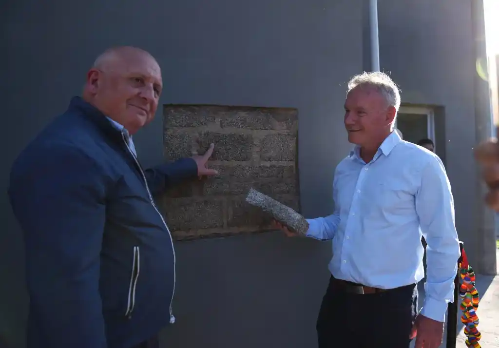 Crespo hace historia con la inauguración de viviendas construidas con ladrillos de PET reciclado