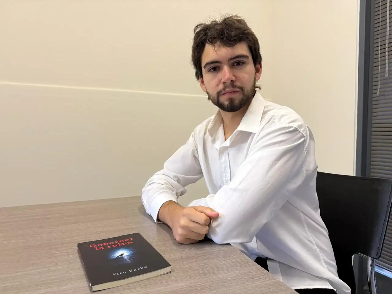 Vito Farbo, el joven de 19 años junto a su libro Gobernar la ruina.