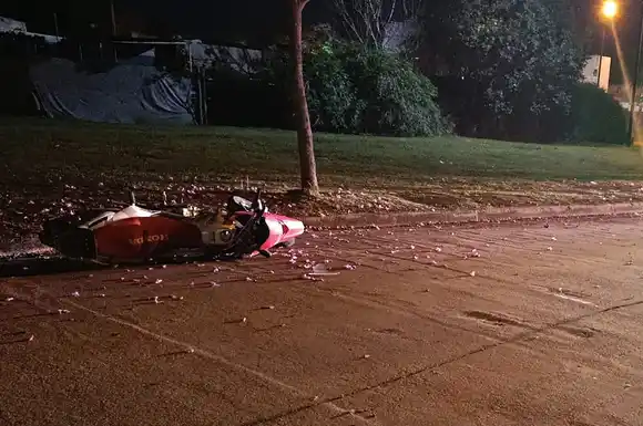 Tragedia en Rafaela: un motociclista murió tras impactar violentamente contra un árbol en barrio Villa del Parque