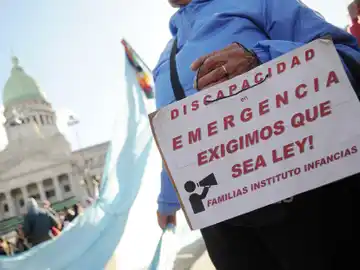 La Justicia ordena aplicar de inmediato la Ley de Emergencia en Discapacidad y anula el decreto que la frenaba