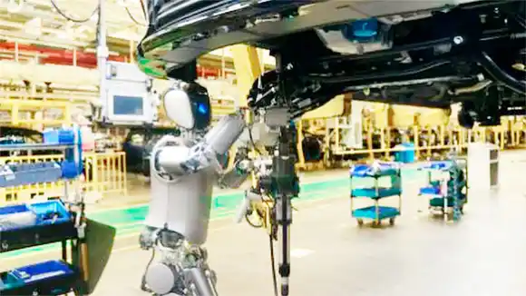 Una empresa china utiliza robots humanoides para la producción de autos