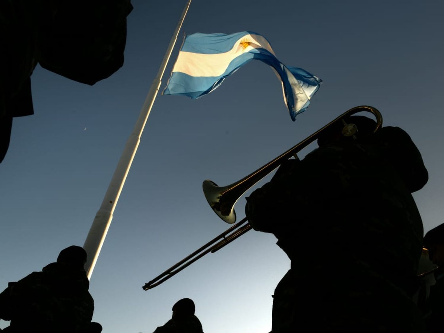 Día de la Bandera en Tandil: así fue el izamiento especial en la cima del Parque Independencia