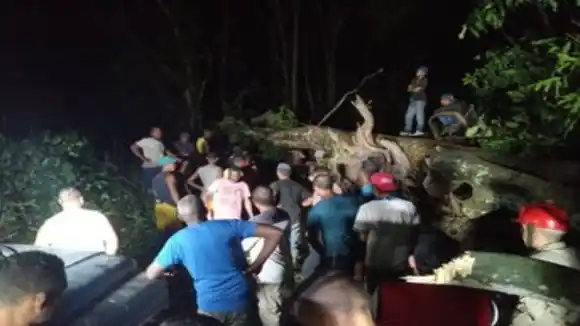 LLUVIAS NO DEJAN EN PAZ A VENEZUELA: se desborda el río La Trilla e inunda localidades de Ocumare de la Costa