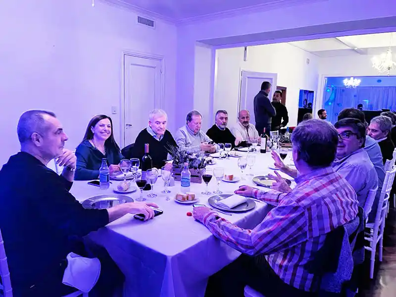 Concejales en la cena mensual de la Caproq