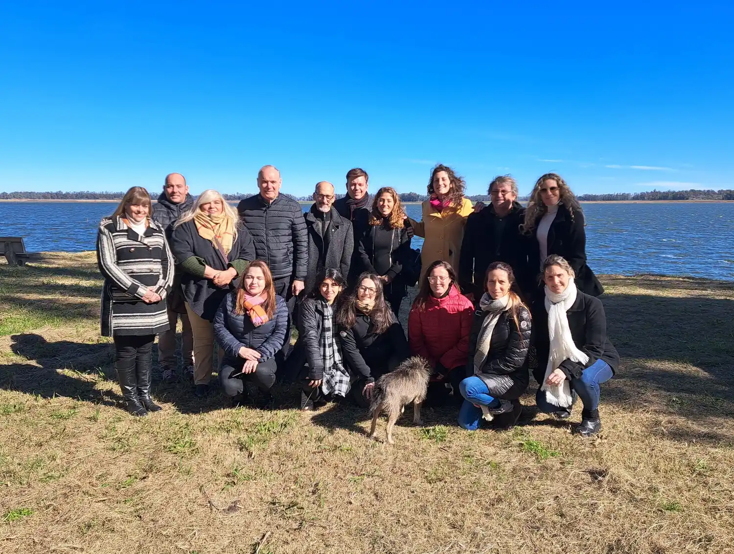 Luego del encuentro, los participante posaron con la laguna de fondo en Villa Cañás.