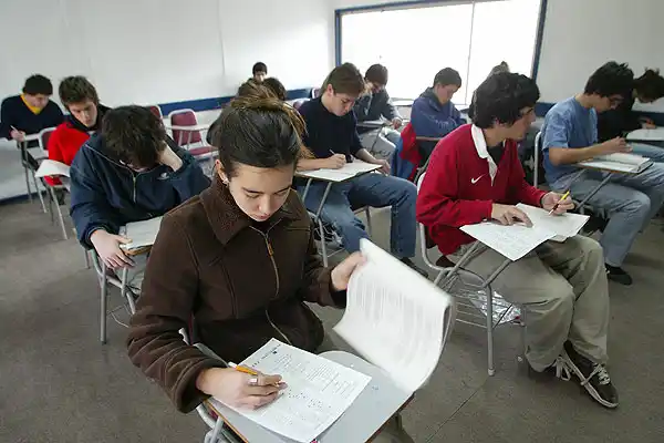 Evaluarán a 12.000 alumnos que asisten a la secundaria 