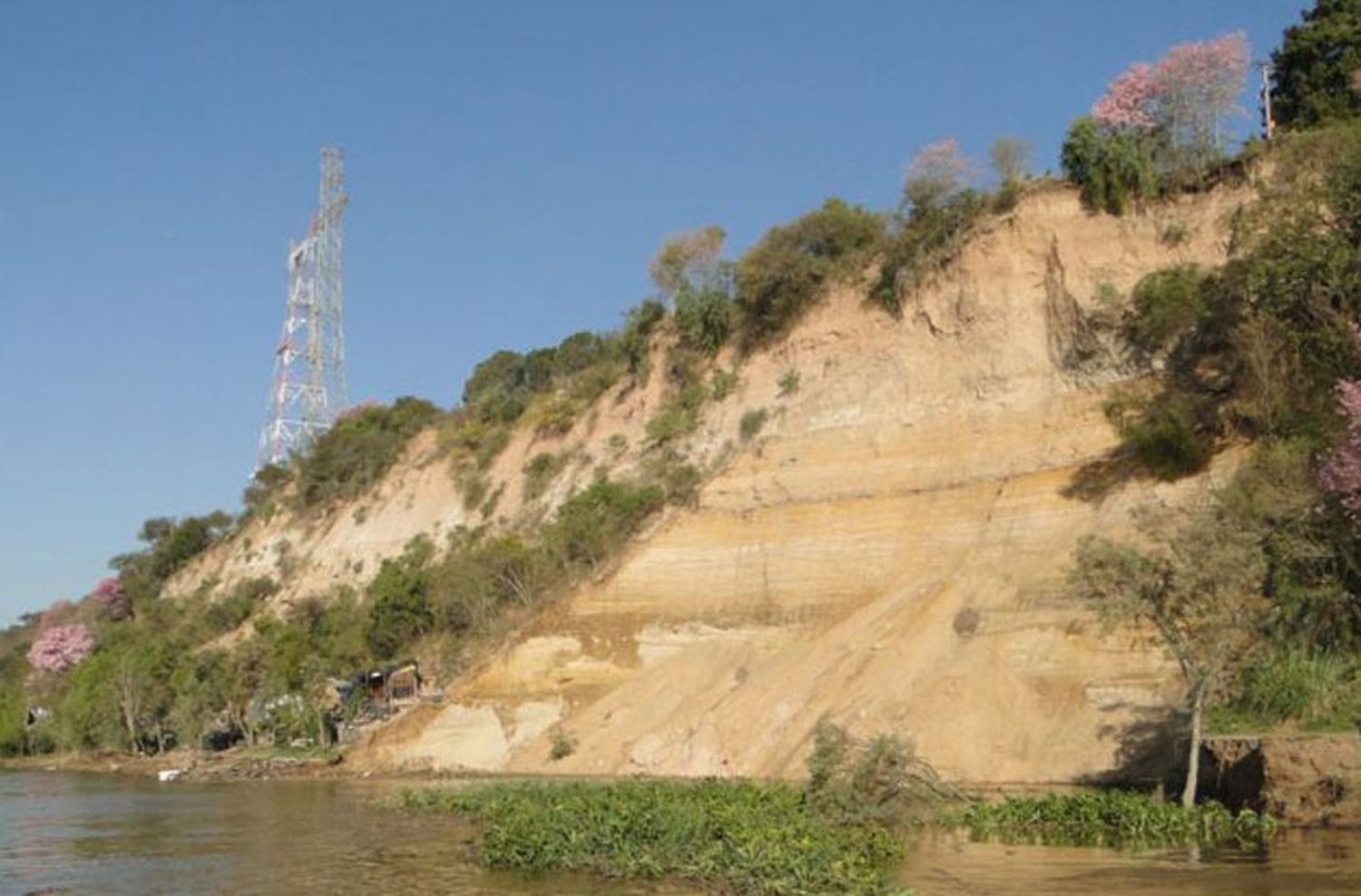 La altura del Paraná está 2 metros por debajo de lo normal y preocupan los hundimientos en las barrancas de la costa central