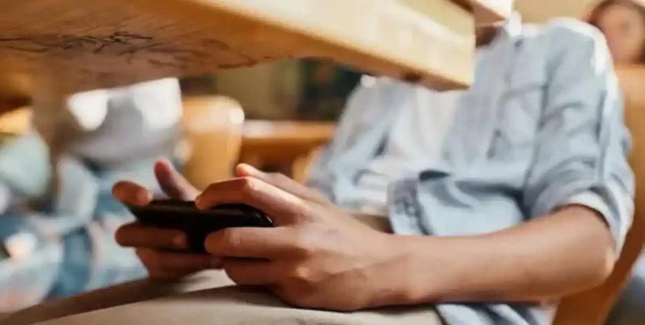 Más de la mitad de los estudiantes argentinos de 15 años se distrae con su celular en clase