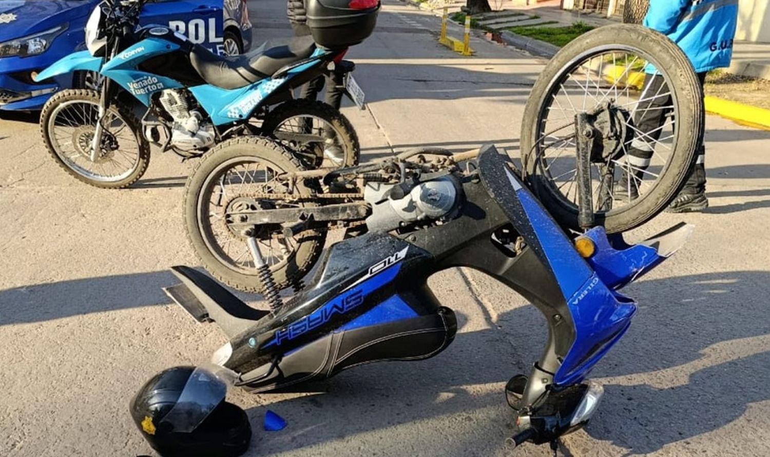La moto quedó volcada en la calle, con sus ruedas hacia arriba.