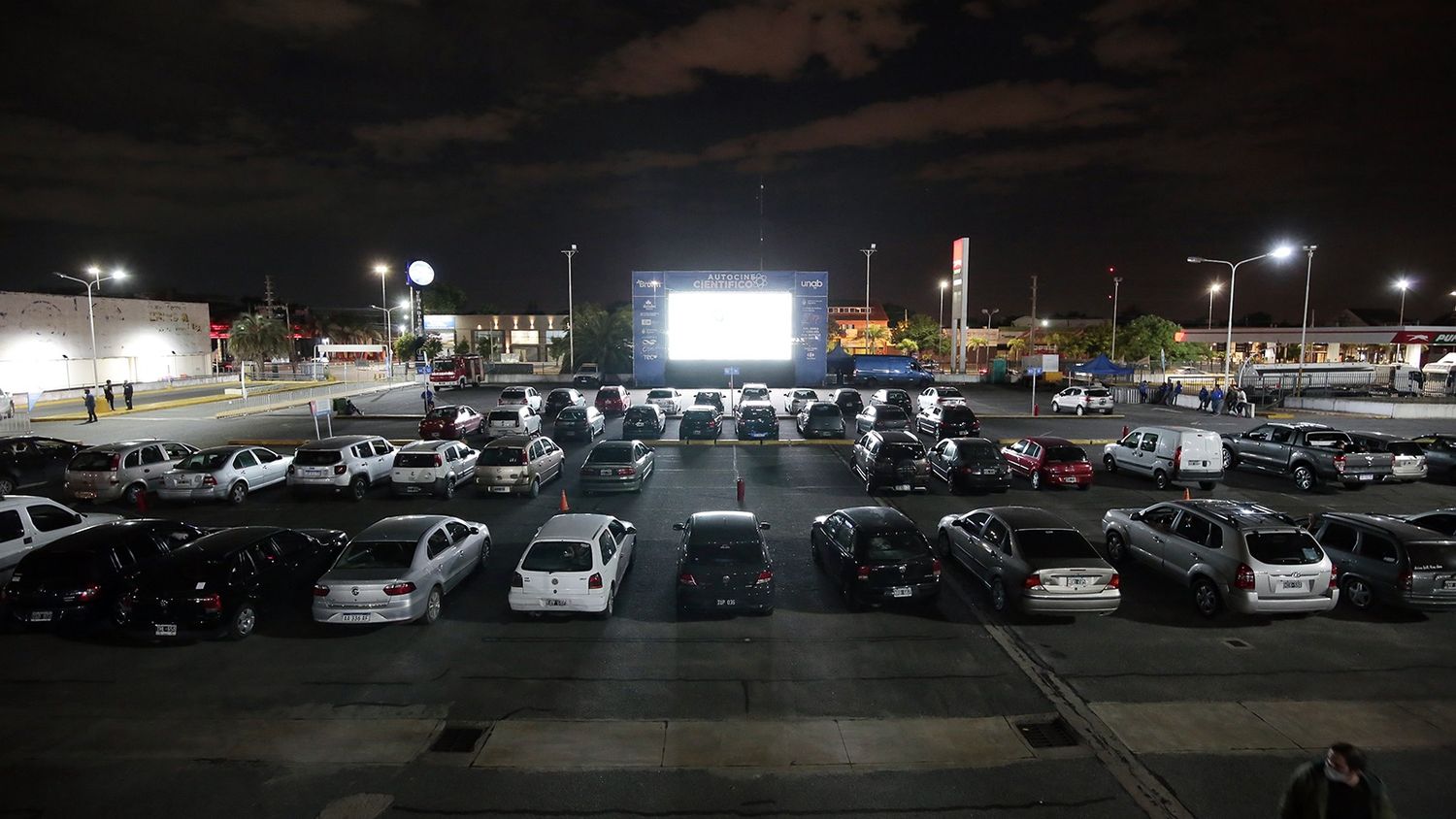 Almirante Brown: Quinientas familias asistieron al primer autocine científico del país