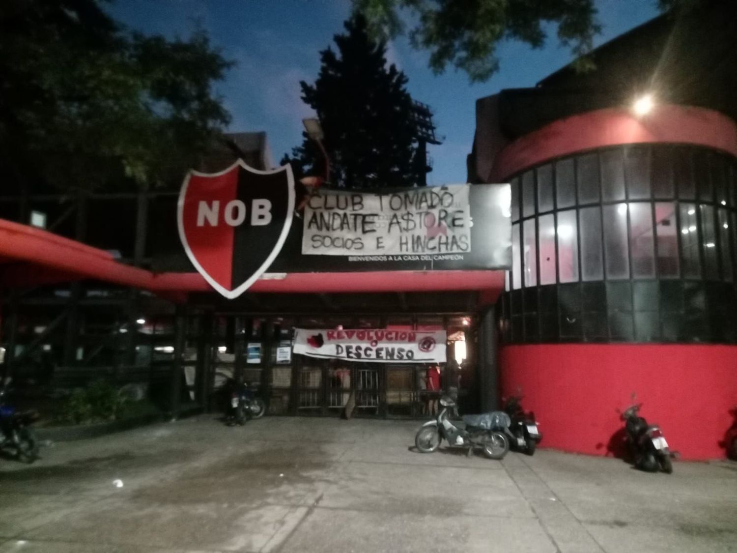 Hinchas de Newell's extendieron el reclamo y pasaron la noche dentro del Coloso