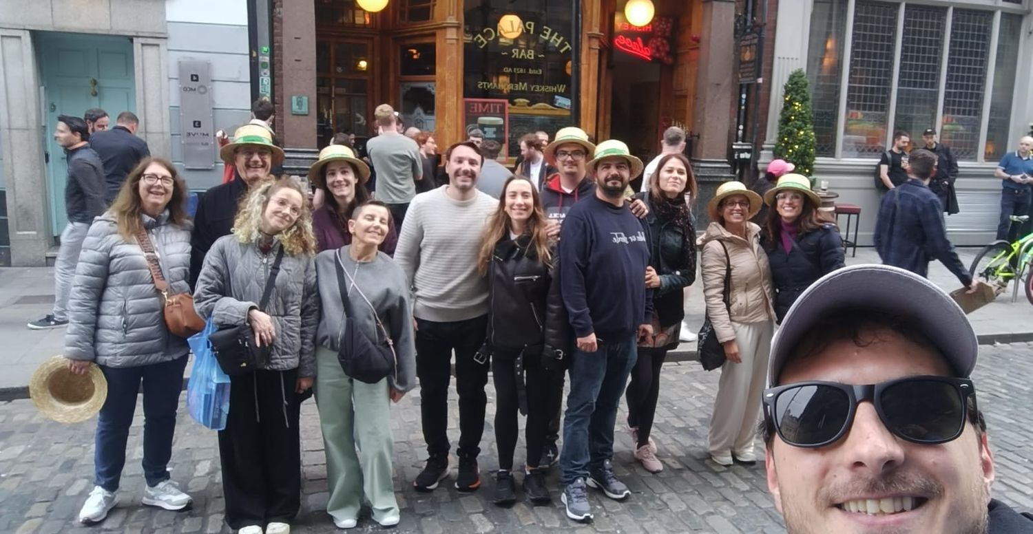 Turistas españoles recorriendo Dublin guiados por Agustín