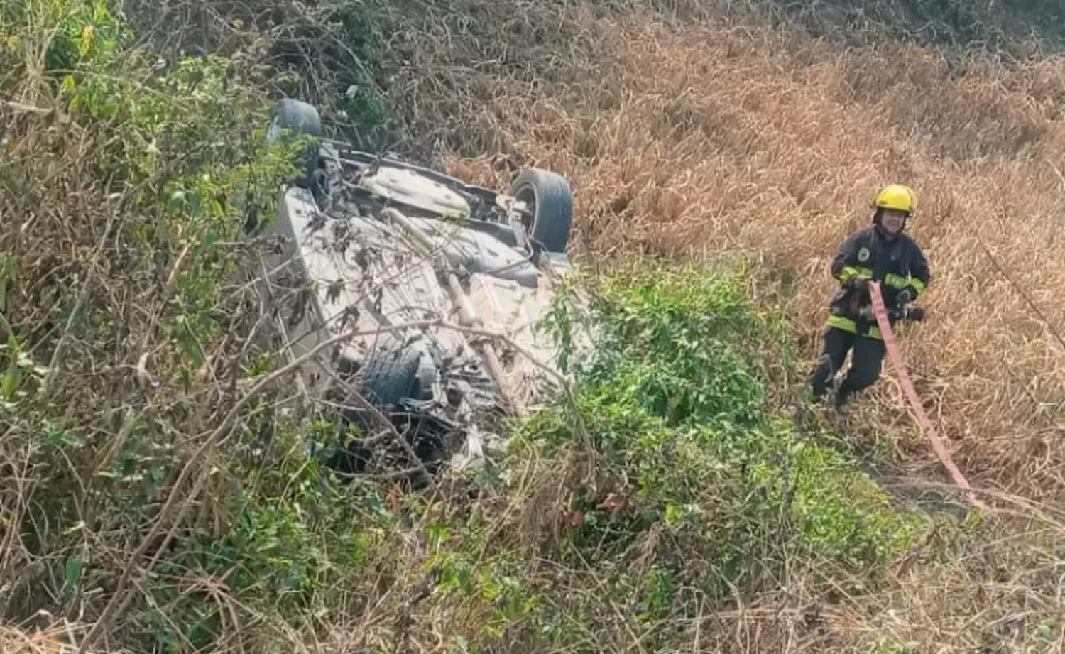 Despiste y vuelco de un automóvil con tres ocupantes