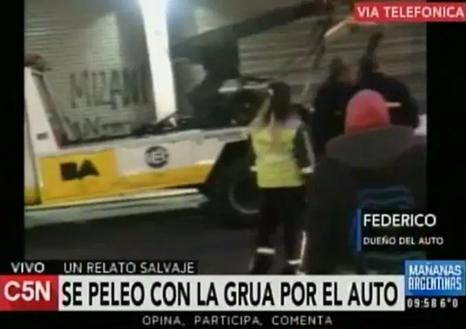 VIDEO: La grúa le quiso llevar la camioneta y terminó a las trompadas 
