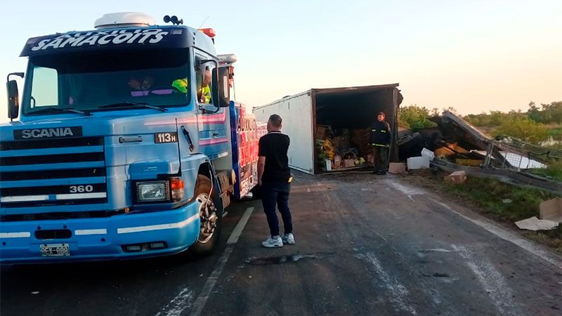 Un camión volcó en un puente sobre la Autovía 12: De milagro no cayó al arroyo