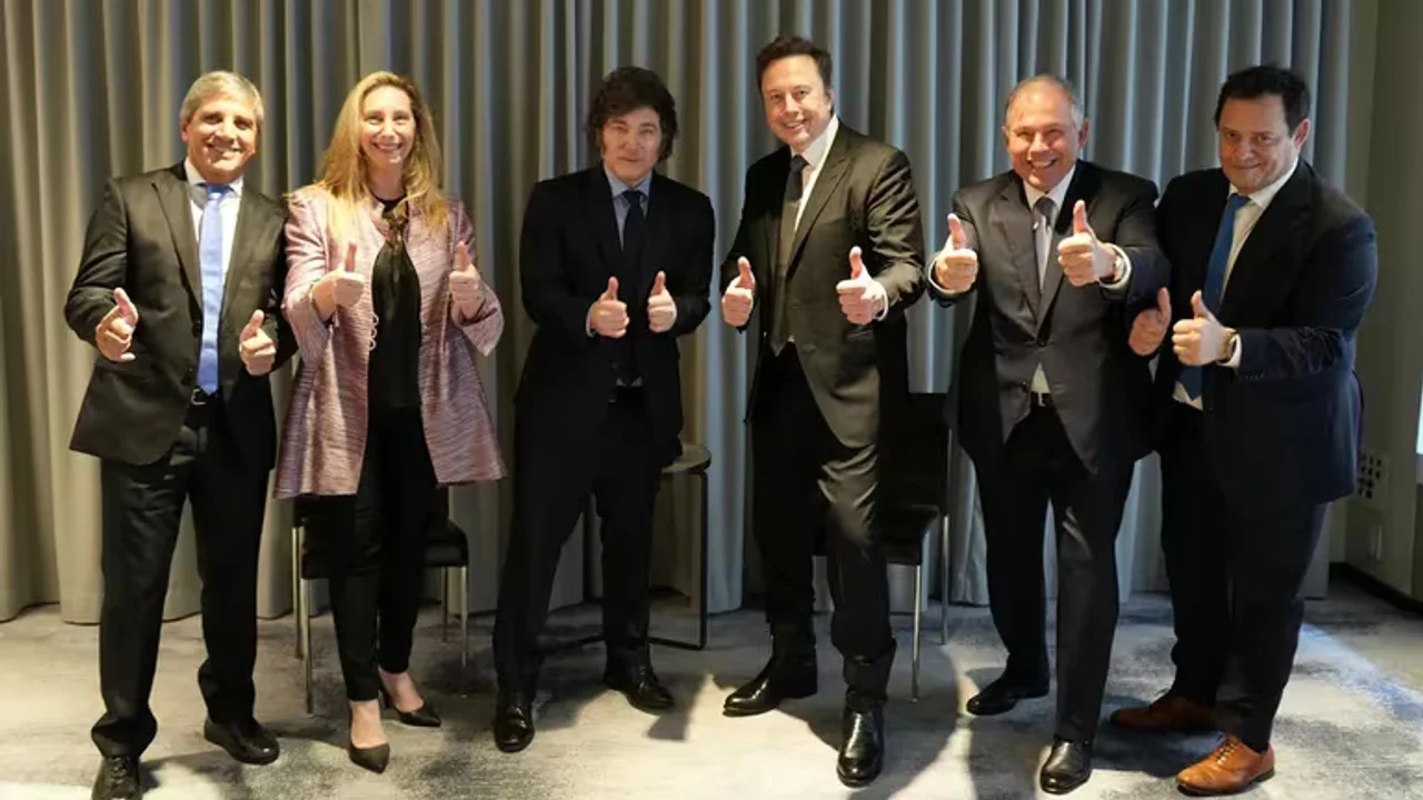 Javier Milei junto a la comitiva que lo acompaña y Elon Musk.