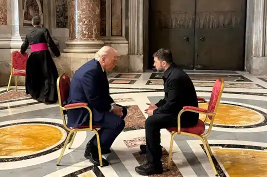 La icónica imagen de la reunión entre Donald Trump y Volodimir Zelensky en el Vaticano.