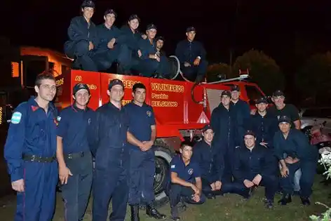 Bomberos de Pueblo Belgrano recibieron su primer autobomba