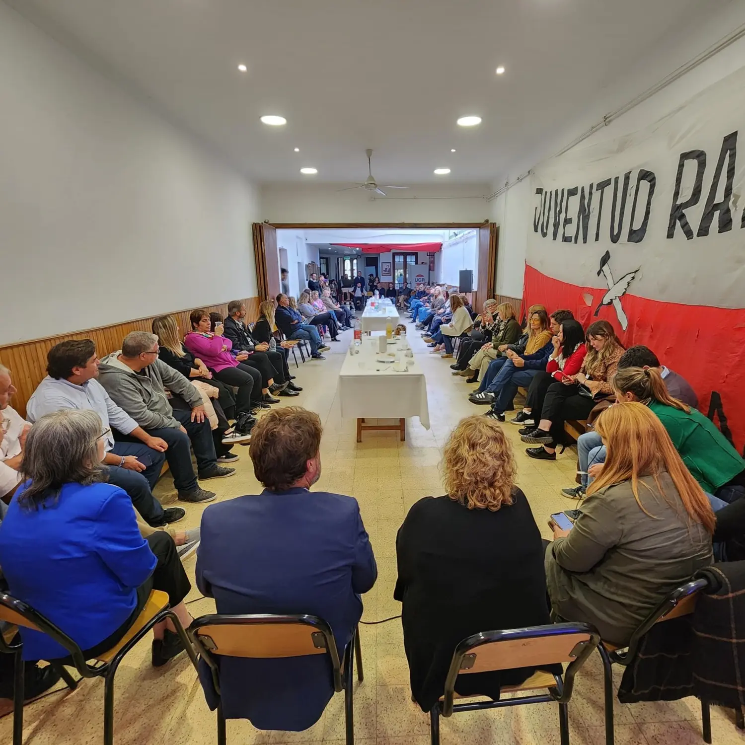 Uno de los encuentros de los legisladores en un comité radical