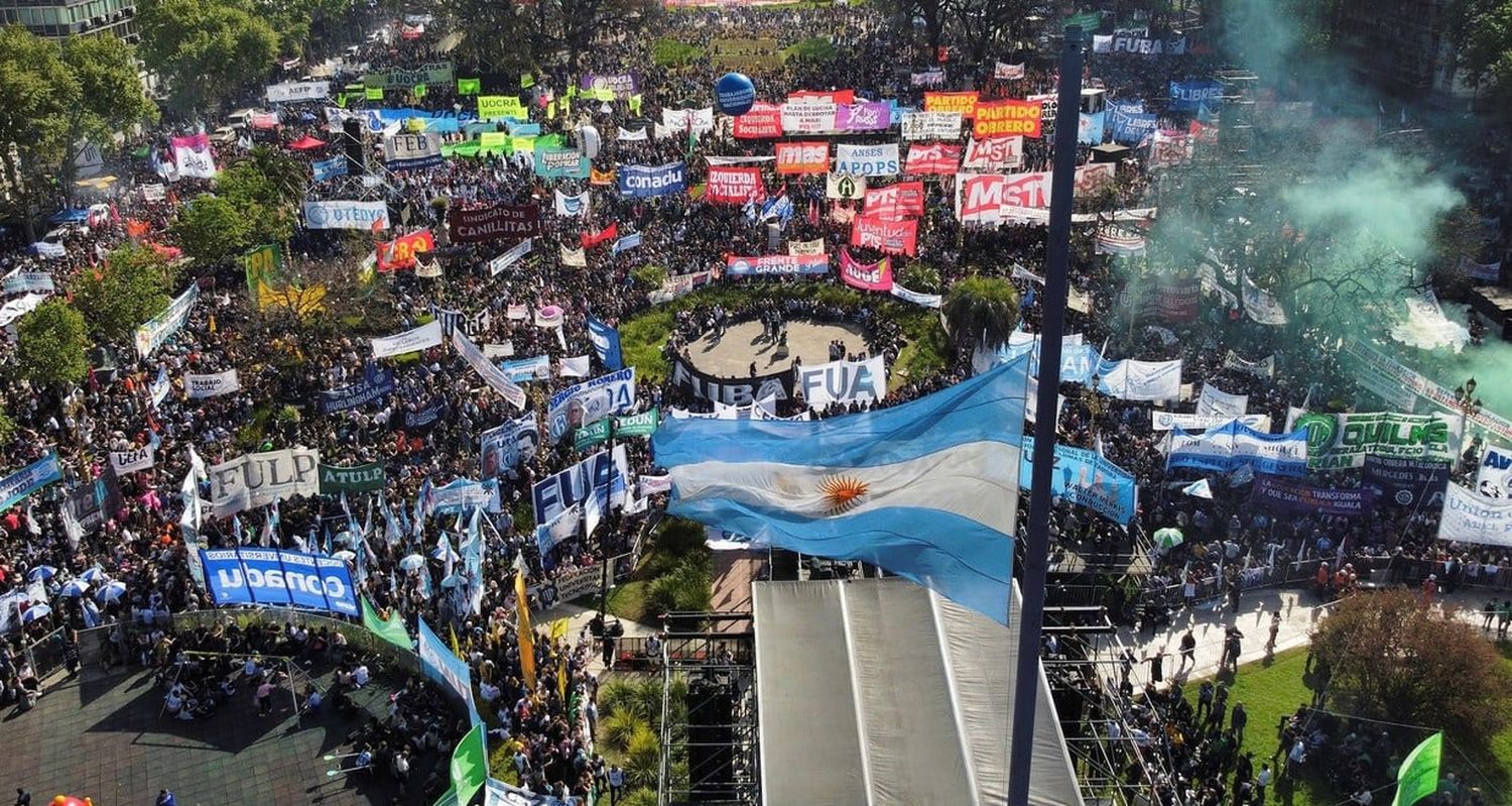 Vista aérea de las columnas de docentes, no docentes, autoridades y estudiantes llegaban esta tarde al Congreso como parte de la movilización en "defensa de la universidad pública y del sistema científico", luego de que el presidente Javier Milei anunciara el "veto total" de la ley de actualización presupuesto universitario. Foto: Claudio Fanchi / NA.