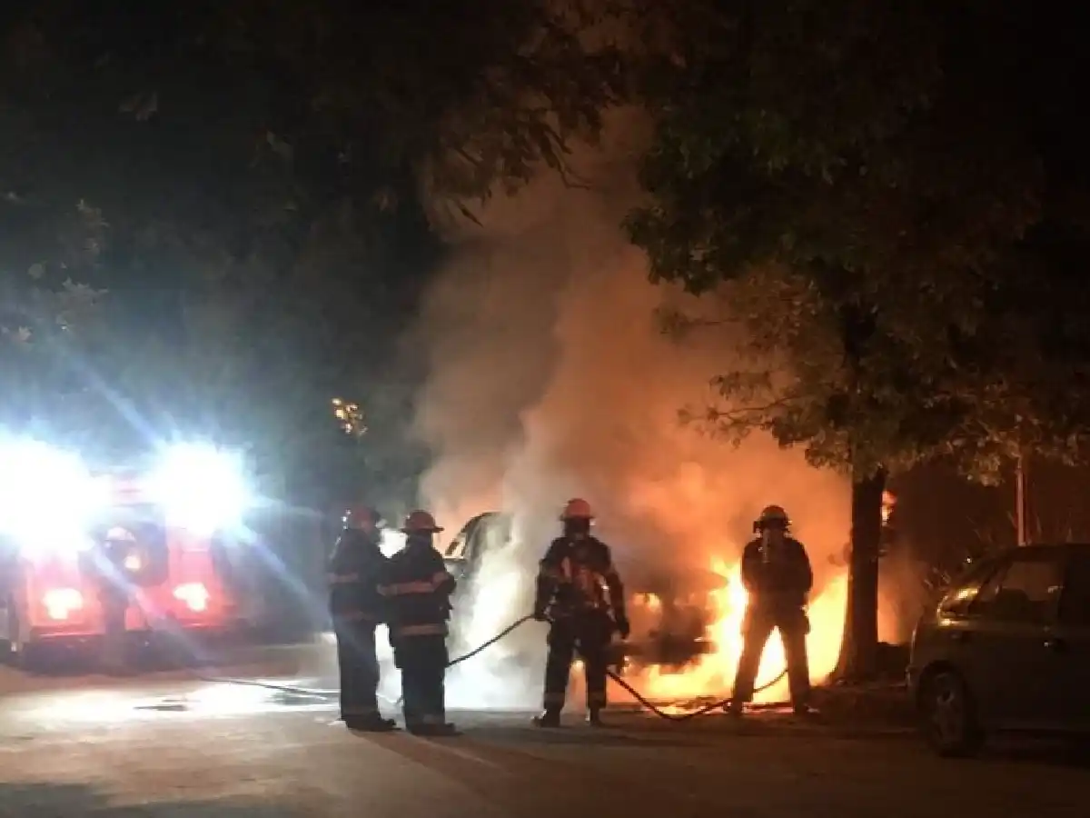Incendio destruyó camioneta Toyota Hilux