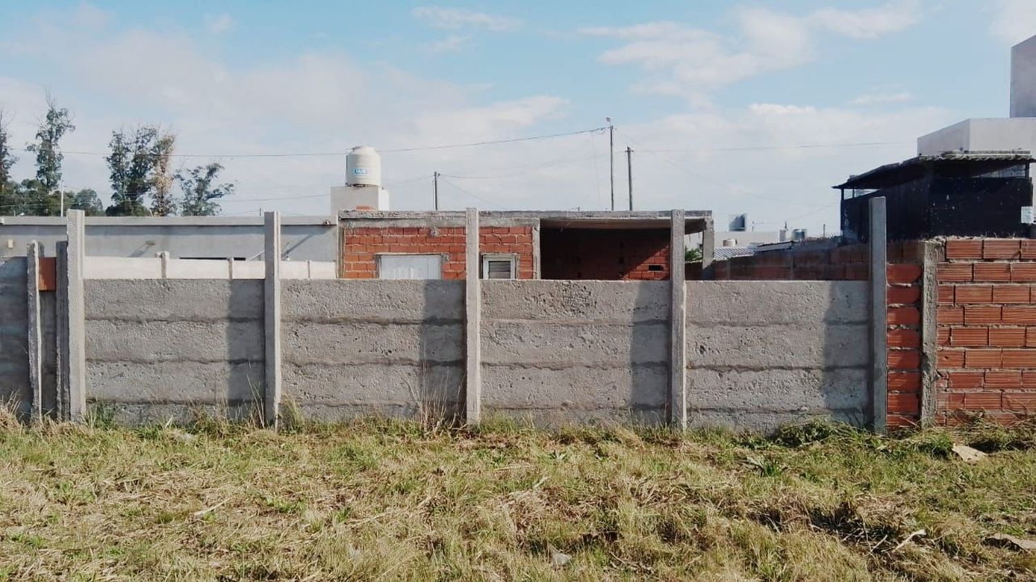 Saltó un paredón para robar materiales de construcción