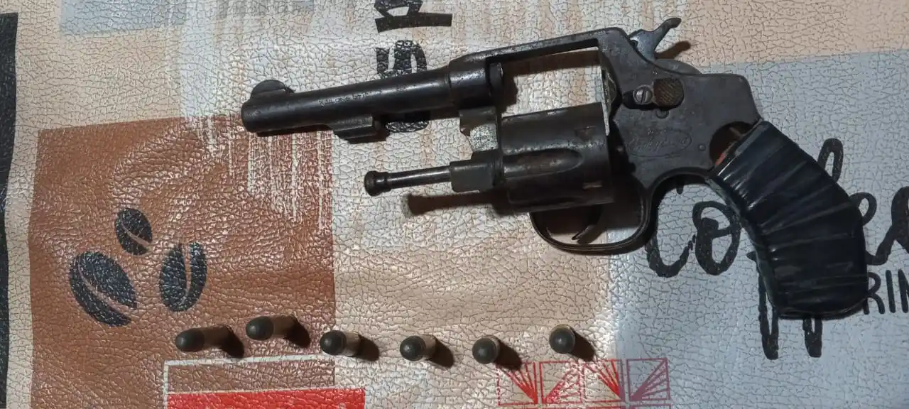 El revólver incautado por la policía.